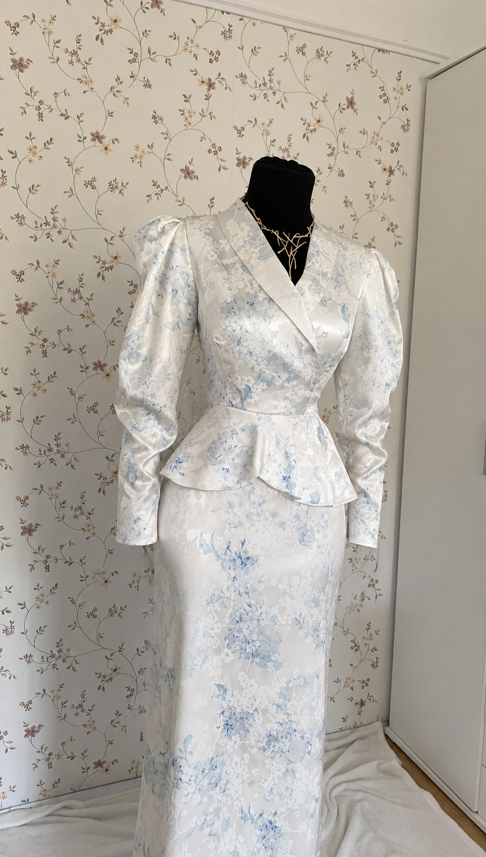 zweiteiliges Set in Weiß mit hellblauem Blumenmuster
