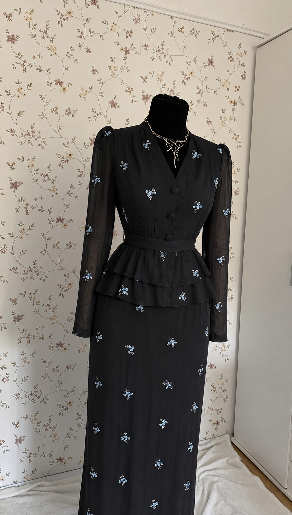 Schwarzes Maxi-Set mit blauem Blumenmuster