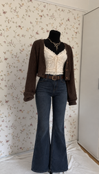 Cremefarbenes Top mit Schlagjeans, Strickcardigan & Gürtel – 4-teiliges Set