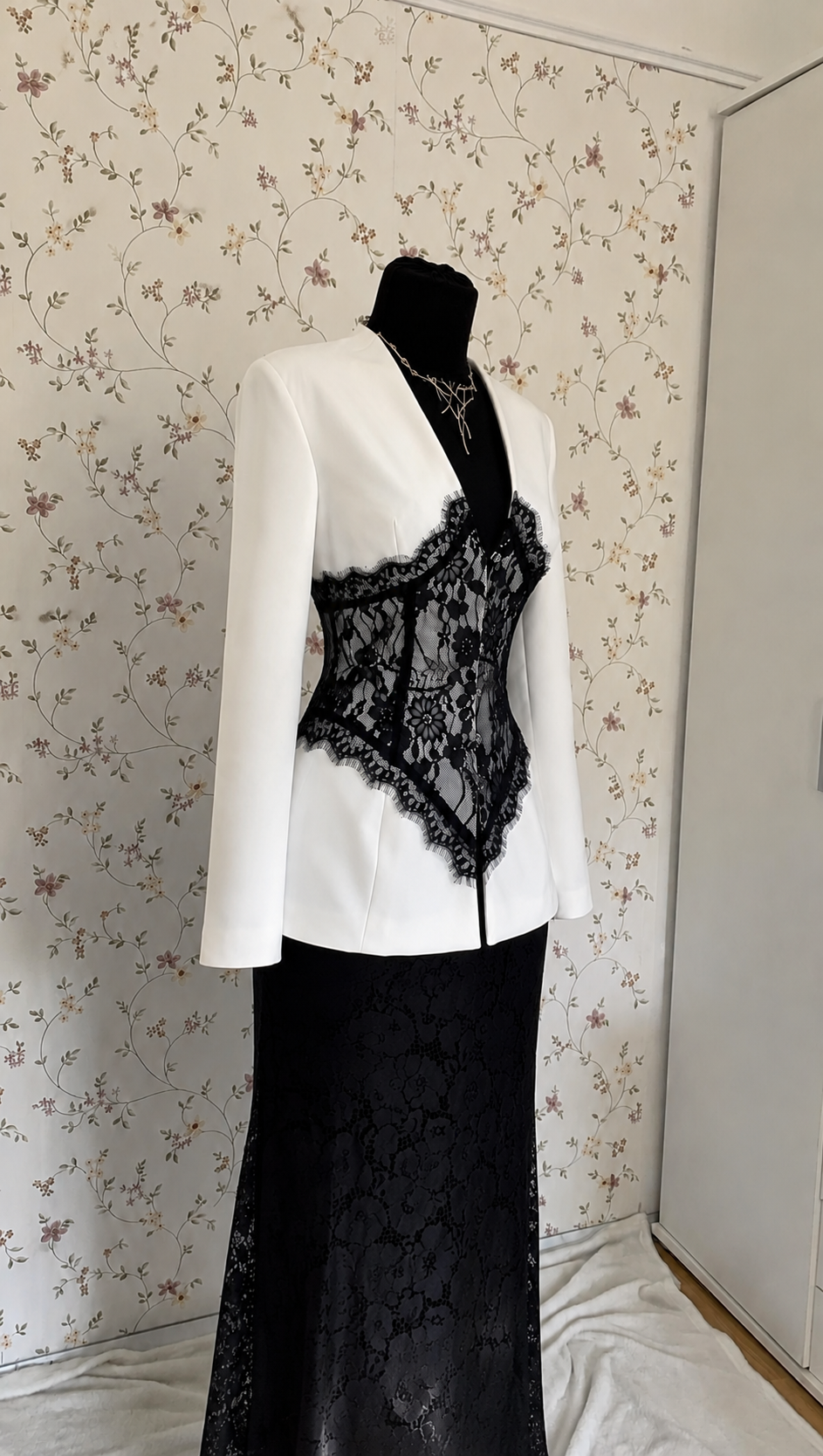 zweiteiliges Maxi-Set in Weiß und Schwarz mit Spitze