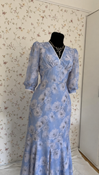 Hellblaues Maxi-Kleid mit großem Blumenmuster