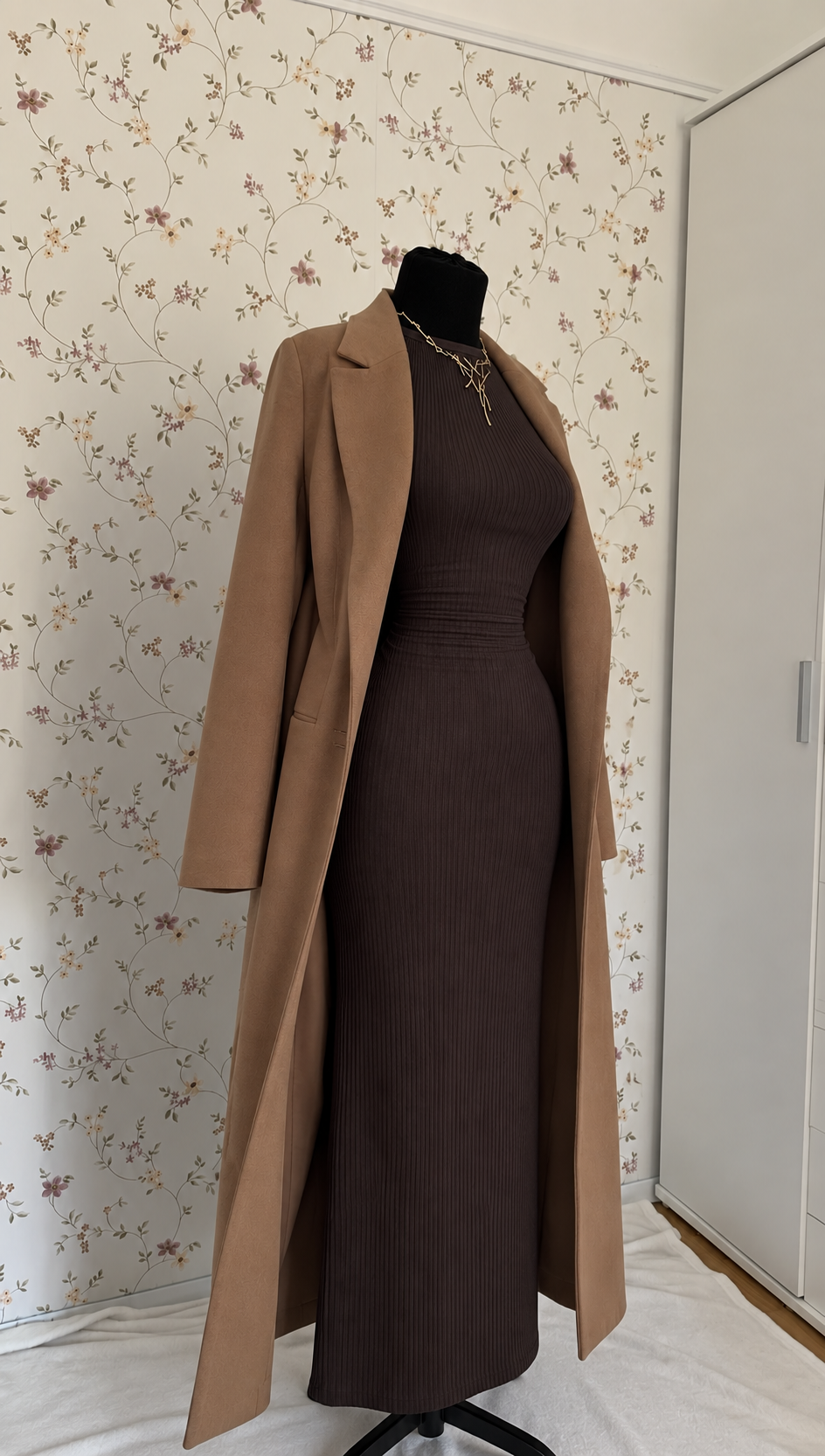 Dunkelbraunes langärmliges Maxikleid mit camelbraunem Mantel – 2-teiliges Set