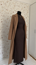 Dunkelbraunes langärmliges Maxikleid mit camelbraunem Mantel – 2-teiliges Set