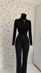 Elegantes 3-teiliges Outfit mit beigem Mantel, schwarzer Hose und schwarzem Oberteil hoher Kragen