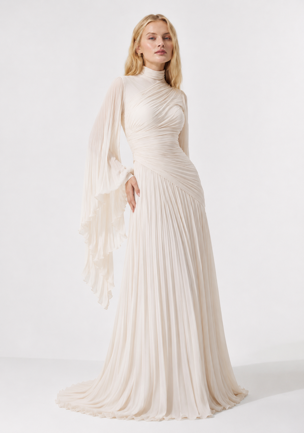 Abendkleid mit drapiertem Oberteil und fließenden Ärmel