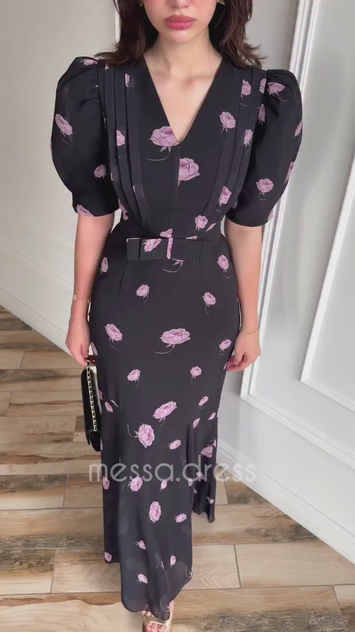 Schwarzes Maxi-Kleid mit rosafarbenem Rosenmuster