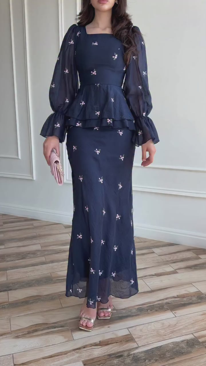 Dunkelblaues Maxi-Kleid mit floralem Muster und Peplum