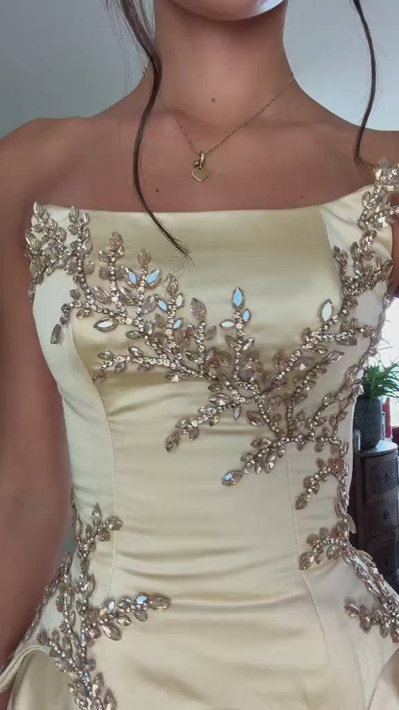 Champagnerfarbenes Satin-Ballkleid mit Perlenstickerei