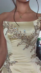 Champagnerfarbenes Satin-Ballkleid mit Perlenstickerei