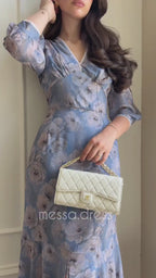 Hellblaues Maxi-Kleid mit großem Blumenmuster